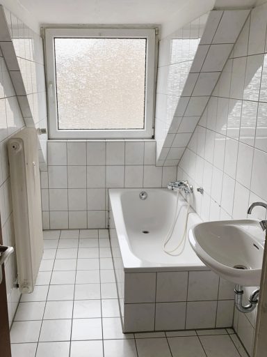 DG-rechts-Badezimmer